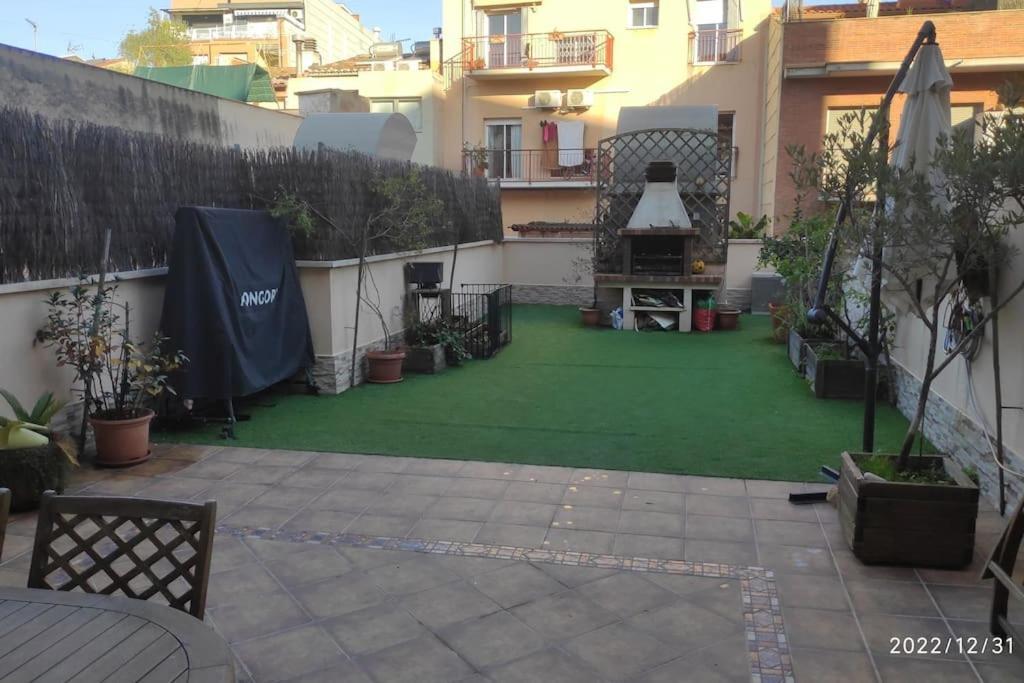 Precioso Apartamento Con Magnifico Patio. Sant Feliu de Llobregat Esterno foto
