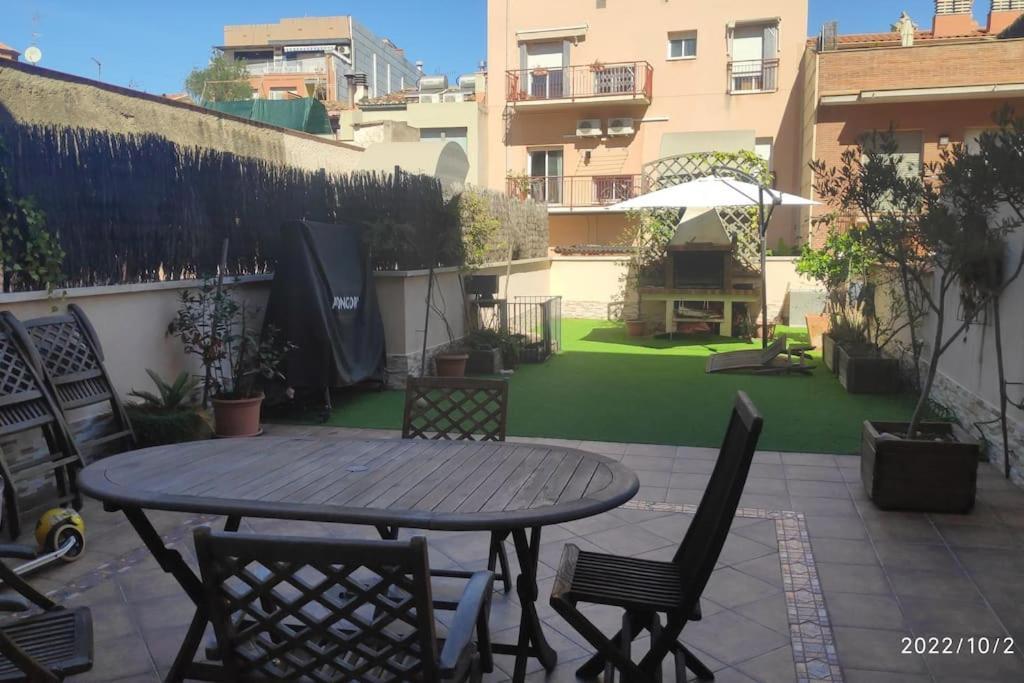 Precioso Apartamento Con Magnifico Patio. Sant Feliu de Llobregat Esterno foto